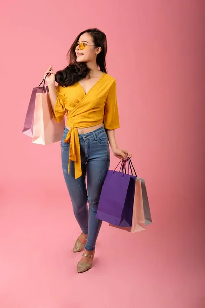 Mulher segurando sacos de compras. consumo estilo de vida estúdio tiro — Fotografia de Stock