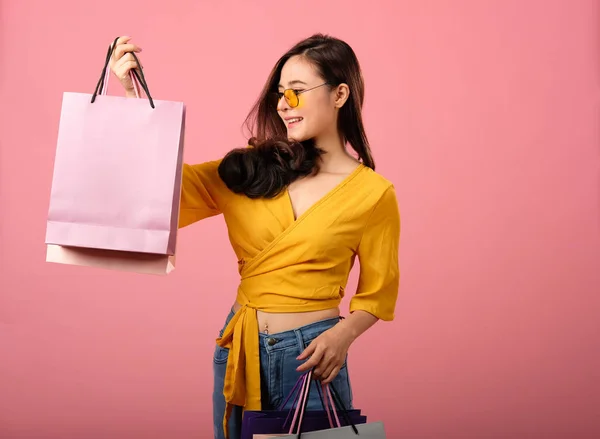 Mujer sosteniendo bolsas de compras. consumismo estilo de vida estudio disparo — Foto de Stock