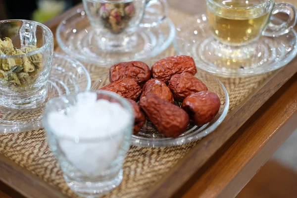 Getrocknete rote Dattelrose Chrysanthemen. Chinesischer Kräutertee — Stockfoto