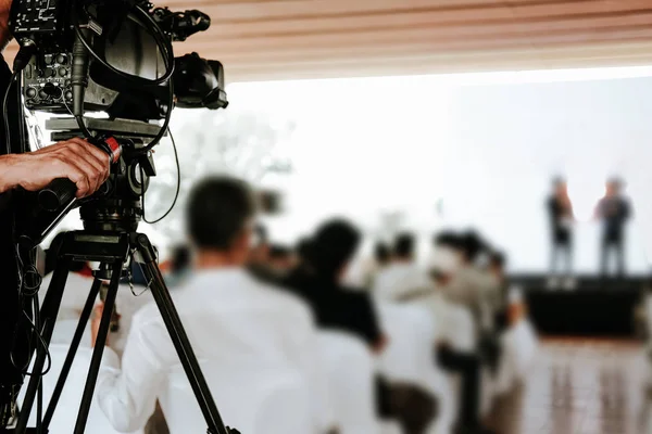 Producción de vídeo cámara de grabación de eventos en directo en el escenario. televisio — Foto de Stock