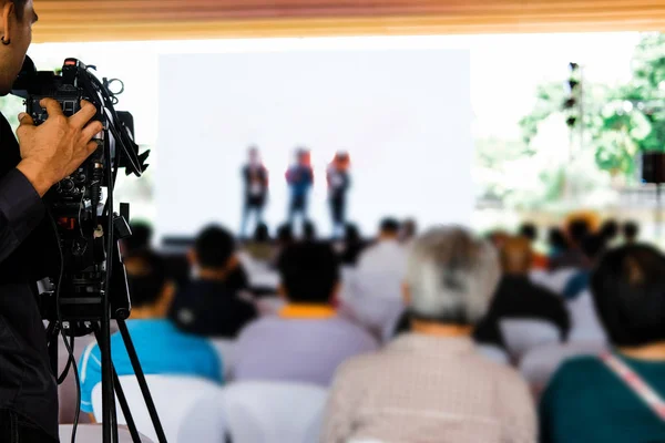 Producción de vídeo cámara de grabación de eventos en directo en el escenario. televisio — Foto de Stock