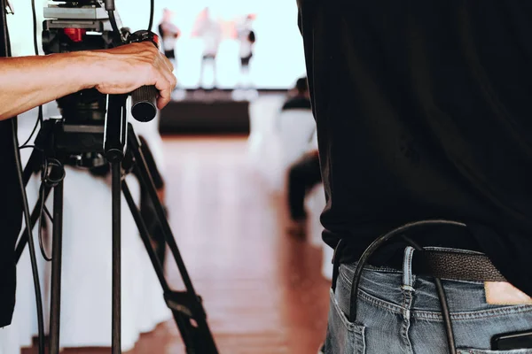 Producción de vídeo cámara de grabación de eventos en directo en el escenario. televisio — Foto de Stock