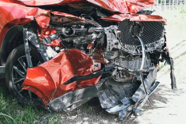 hasarlı araba çarptı. otomobil kazası