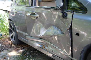 hasarlı araba çarptı. otomobil kazası