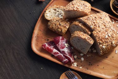 pastırma ekmek pasta. pişmiş gıda