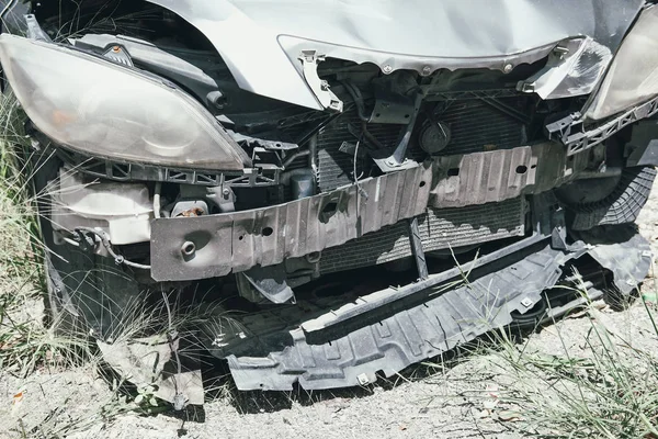 Crashte beschadigde gebroken auto. auto-ongeluk — Stockfoto