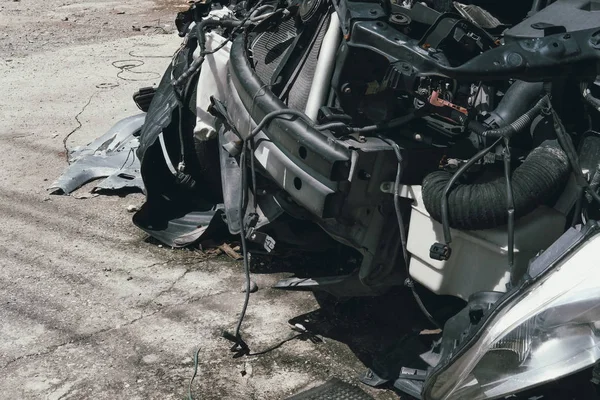 Crashte beschadigde gebroken auto. auto-ongeluk — Stockfoto