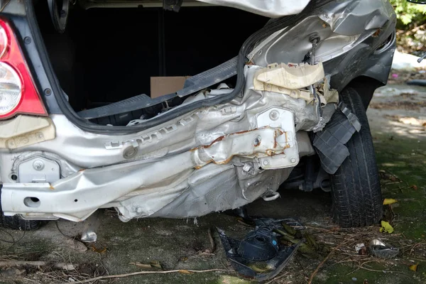 Crashte beschadigde gebroken auto. auto-ongeluk — Stockfoto