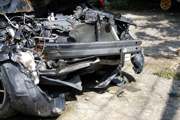 Crashte beschadigde gebroken auto. auto-ongeluk — Stockfoto