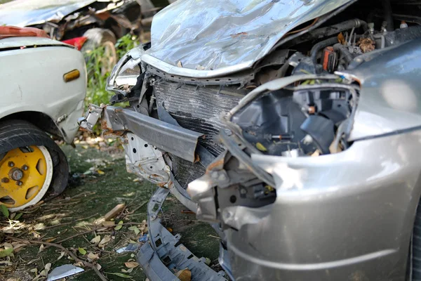 Crashte beschadigde gebroken auto. auto-ongeluk — Stockfoto