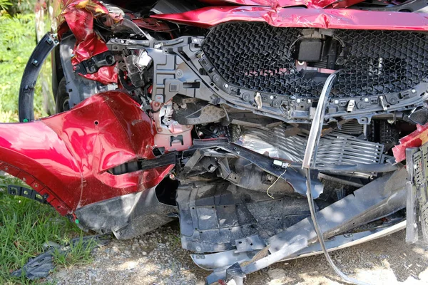 Crashte beschadigde gebroken auto. auto-ongeluk — Stockfoto