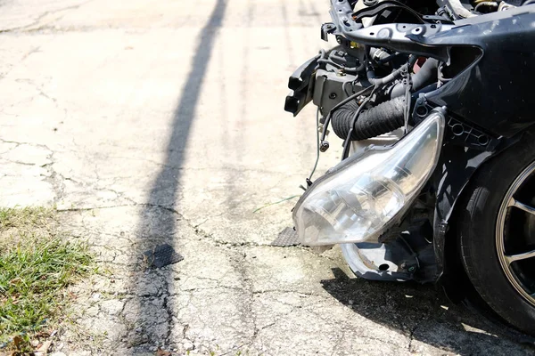 S'est écrasé voiture cassée endommagée. accident de voiture — Photo