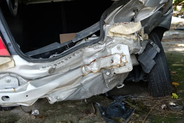 Crashte beschadigde gebroken auto. auto-ongeluk — Stockfoto