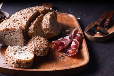 pastırma ekmek pasta. pişmiş gıda