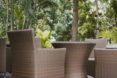 teras balkonda hasır rattan sandalye. ev e için yaşam tasarımı