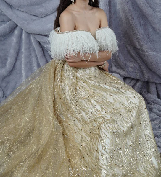 Mujer elegante en vestido de noche largo amarillo dorado —  Fotos de Stock