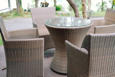 teras balkonda hasır rattan sandalye. ev e için yaşam tasarımı