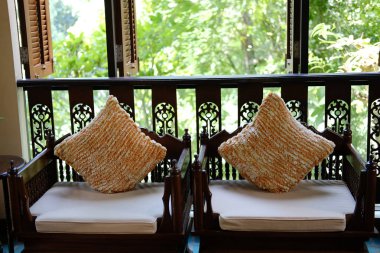 bahçe manzaralı oturma odasında ahşap sandalye. ev için tasarım