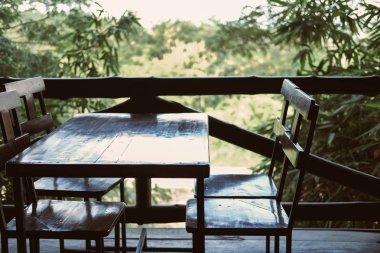 bahçe manzaralı teras balkonahşap sandalye. 