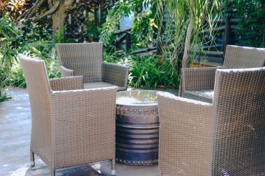 teras balkonda hasır rattan sandalye. ev e için yaşam tasarımı