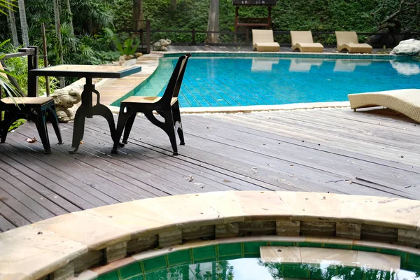 Γραφείο καρέκλας στην πισίνα της πισίνας στο ξενοδοχείο Resort — Φωτογραφία Αρχείου