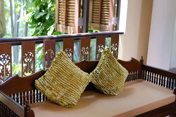 Silla de madera en salón con vista al jardín. diseño para el hogar en — Foto de Stock
