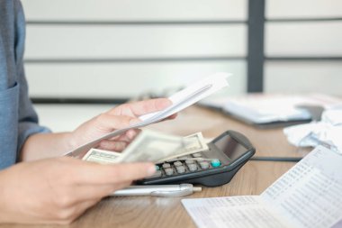 Adam iç faturaları hesaplıyor. Hesap makinesi kontrollü iş adamı