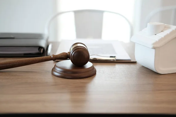 Giudice Gavel & casa modello su scrivania in legno. contestazione immobiliare & — Foto Stock