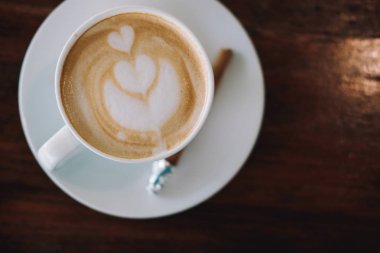 sıcak cappuccino latte sehpanın üzerinde.. 