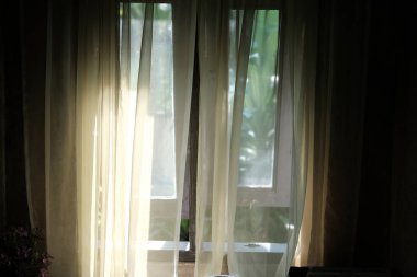 Sarının üzerindeki ışık perdenin arkasını görüyor. 