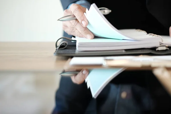 Empresário trabalhando plano de organização com notebook no local de trabalho — Fotografia de Stock