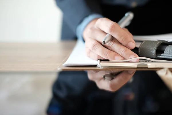 Podnikatel pracující na organizačním plánu s notebookem na pracovišti — Stock fotografie