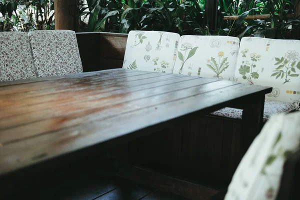 Tafel & stoel in woonkamer in tuin — Stockfoto