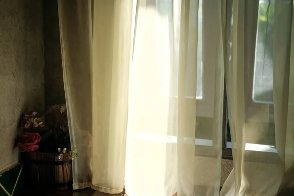 Luz no amarelo ver através de cortina de janela pura — Fotografia de Stock