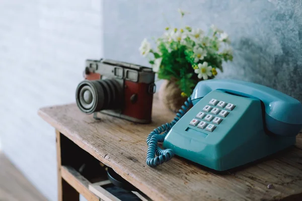 Zabytkowy stary aparat telefoniczny na drewnianym biurku — Zdjęcie stockowe