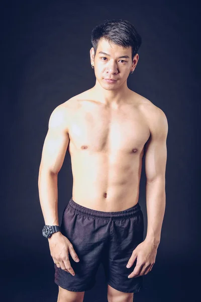 Atletico muscolare bodybuilder uomo con busto nudo sei pack abs . — Foto Stock