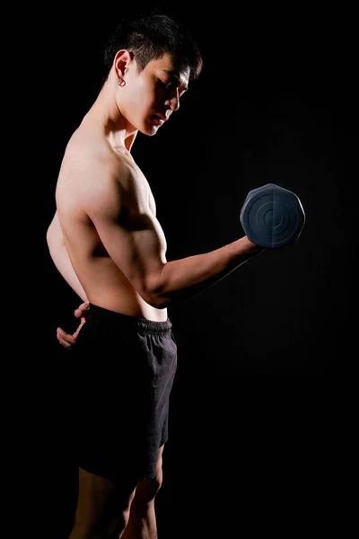 Atlético musculoso culturista hombre con desnudo torso seis pack abs — Foto de Stock