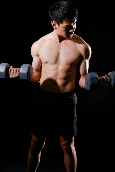 Atletyczny kulturysta mięśni człowiek z nagim tułowia sześciopak abs — Zdjęcie stockowe