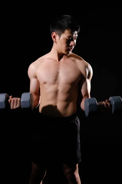 Спортивний м'язистий культурист чоловік з голим торсом шість пачок abs — стокове фото