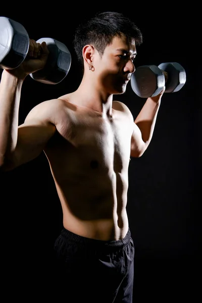 Спортивний м'язистий культурист чоловік з голим торсом шість пачок abs — стокове фото