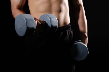 Çıplak gövdeli, kaslı, kaslı, kaslı bir adam. 