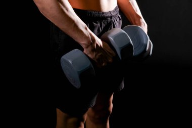 Çıplak gövdeli, kaslı, kaslı, kaslı bir adam. 