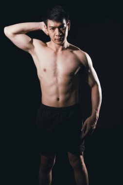 Çıplak gövdeli, kaslı, kaslı, kaslı bir adam..
