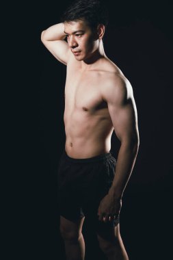 Çıplak gövdeli, kaslı, kaslı, kaslı bir adam..