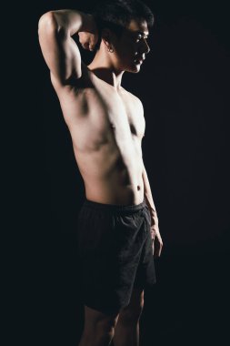 Çıplak gövdeli, kaslı, kaslı, kaslı bir adam..