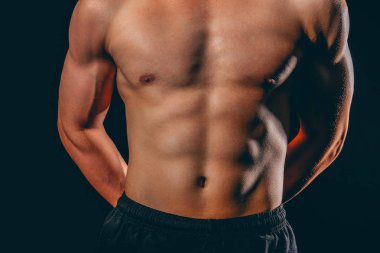 Çıplak gövdeli, kaslı, kaslı, kaslı bir adam..