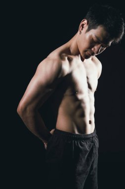 Çıplak gövdeli, kaslı, kaslı, kaslı bir adam..