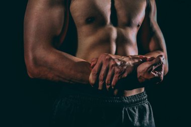 Çıplak gövdeli, kaslı, kaslı, kaslı bir adam..