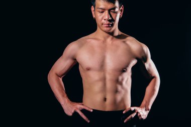 Çıplak gövdeli, kaslı, kaslı, kaslı bir adam..