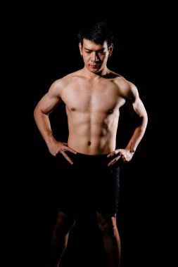 Çıplak gövdeli, kaslı, kaslı, kaslı bir adam..